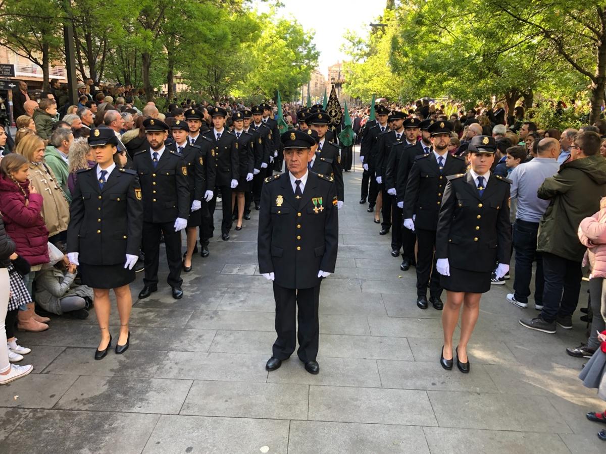 Desde la salida en San Juan de Letrán, la primera cofradía de la tarde del Viernes Santo ha hecho su desfile acompañada por los militares