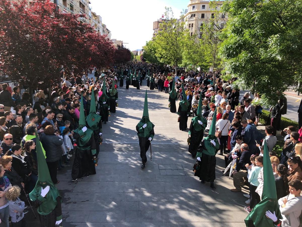 Desde la salida en San Juan de Letrán, la primera cofradía de la tarde del Viernes Santo ha hecho su desfile acompañada por los militares