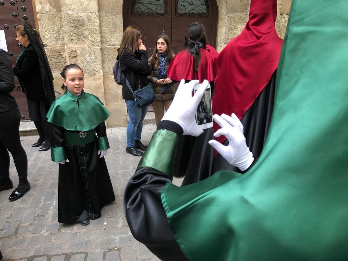 Desde la salida en San Juan de Letrán, la primera cofradía de la tarde del Viernes Santo ha hecho su desfile acompañada por los militares