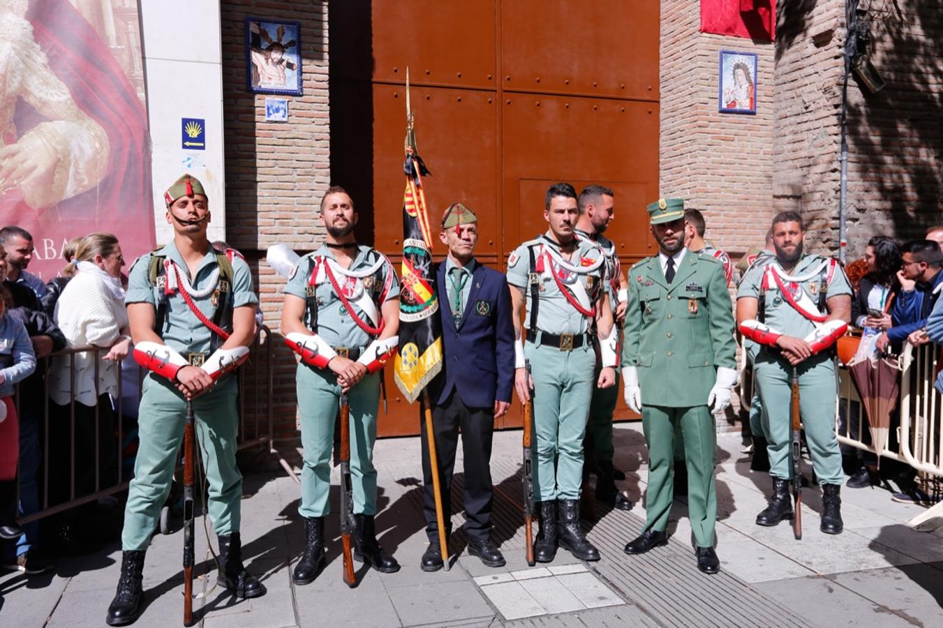 Desde la salida en San Juan de Letrán, la primera cofradía de la tarde del Viernes Santo ha hecho su desfile acompañada por los militares