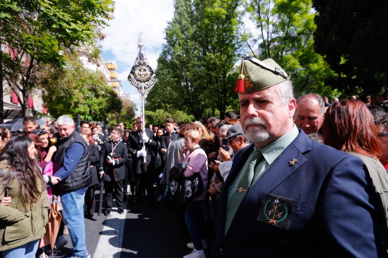 Desde la salida en San Juan de Letrán, la primera cofradía de la tarde del Viernes Santo ha hecho su desfile acompañada por los militares