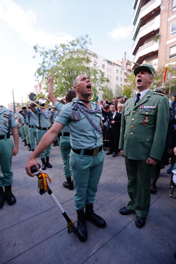 Desde la salida en San Juan de Letrán, la primera cofradía de la tarde del Viernes Santo ha hecho su desfile acompañada por los militares