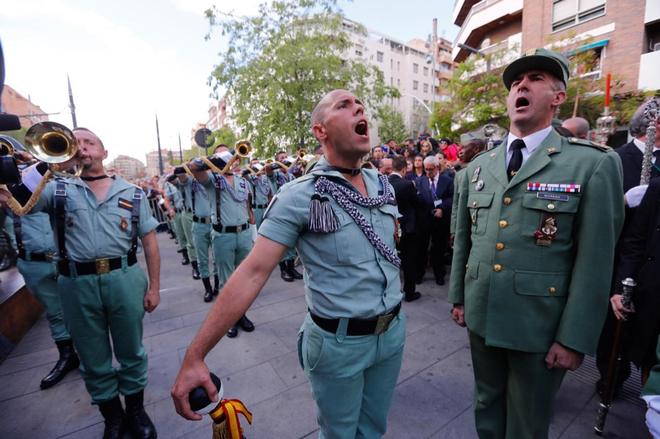 Desde la salida en San Juan de Letrán, la primera cofradía de la tarde del Viernes Santo ha hecho su desfile acompañada por los militares