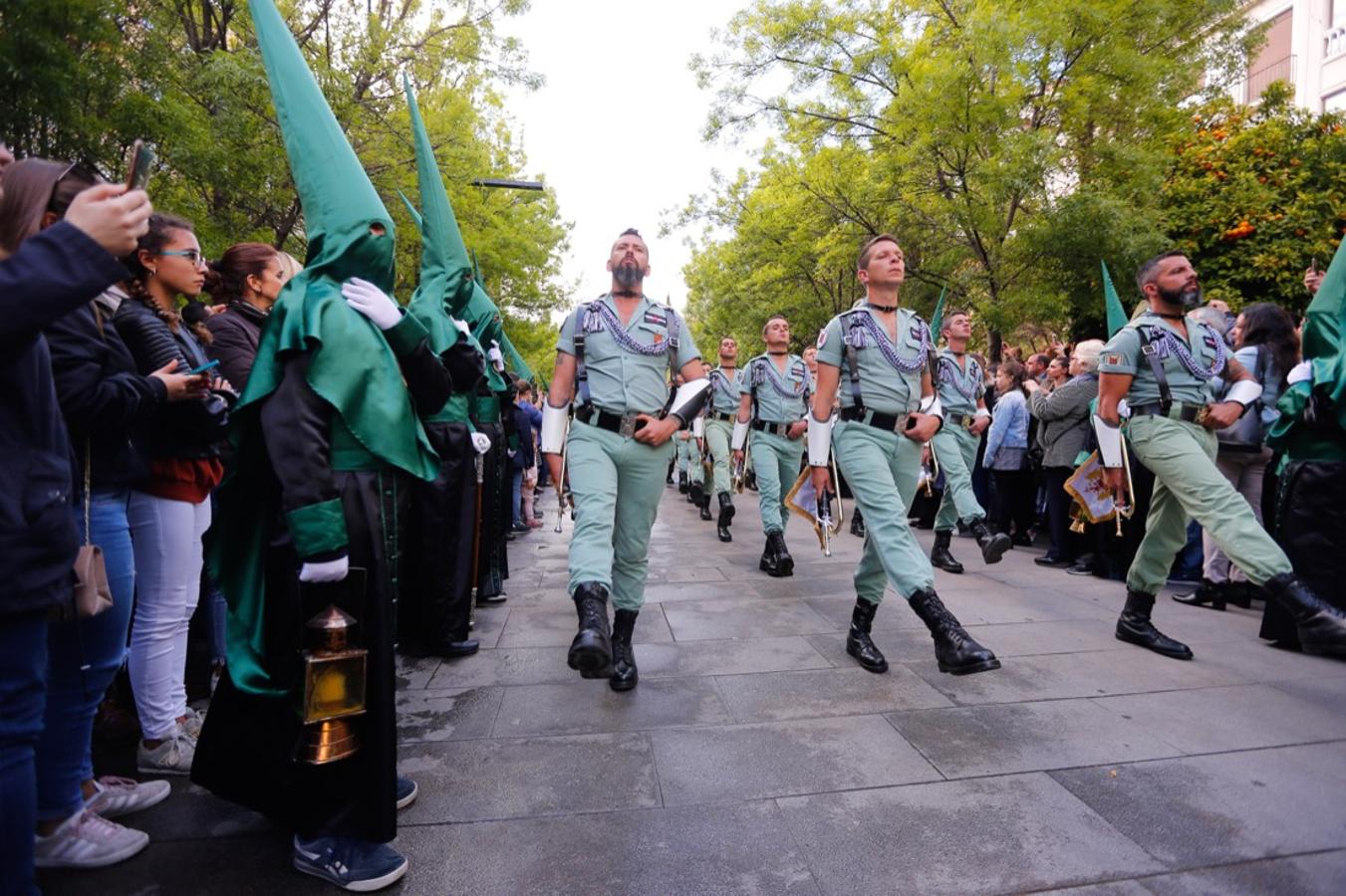 Desde la salida en San Juan de Letrán, la primera cofradía de la tarde del Viernes Santo ha hecho su desfile acompañada por los militares