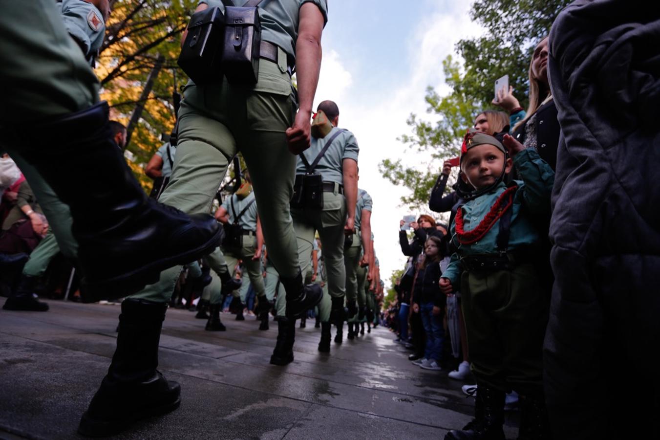 Desde la salida en San Juan de Letrán, la primera cofradía de la tarde del Viernes Santo ha hecho su desfile acompañada por los militares