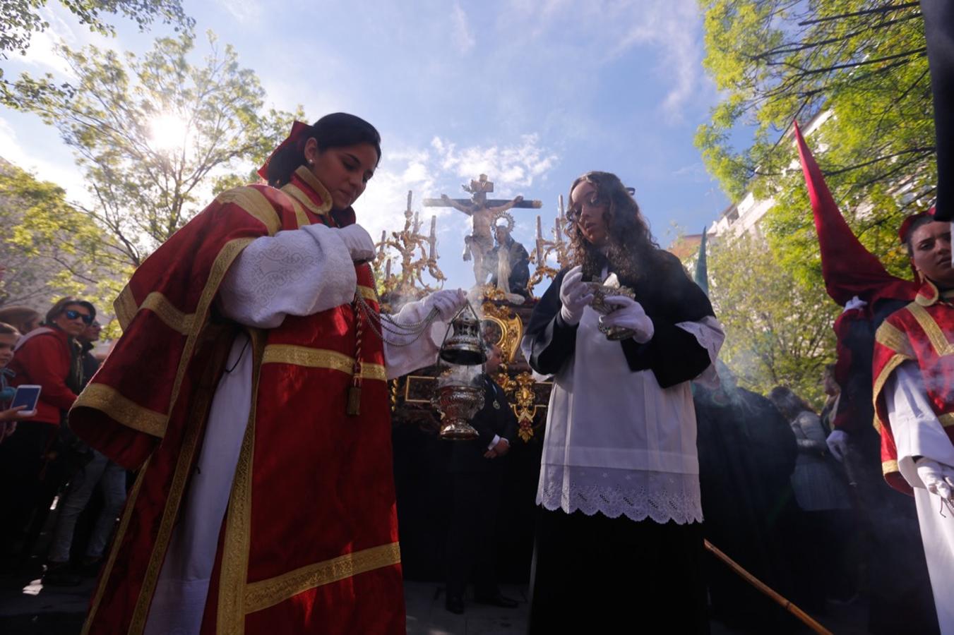 Desde la salida en San Juan de Letrán, la primera cofradía de la tarde del Viernes Santo ha hecho su desfile acompañada por los militares