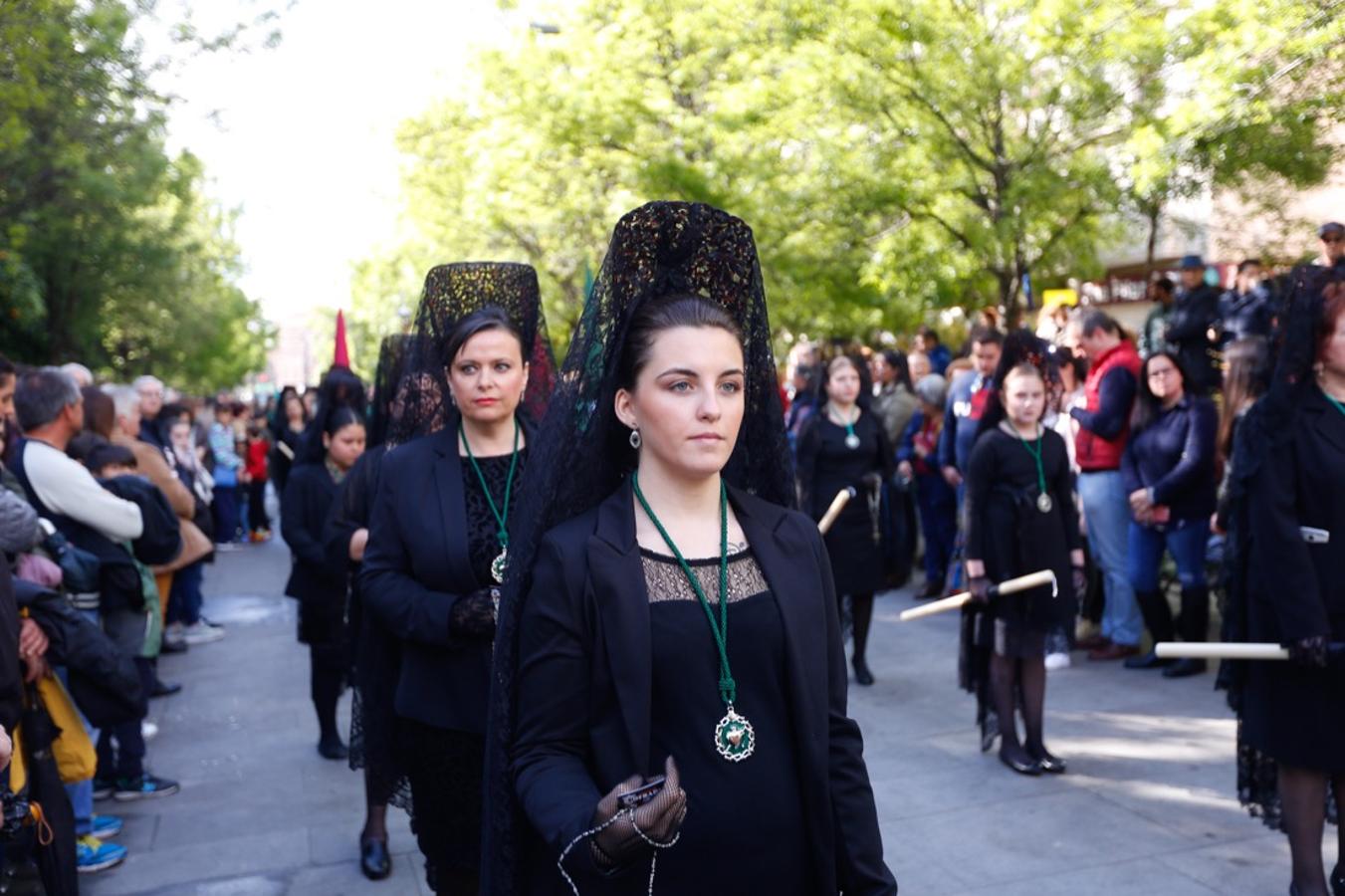 Desde la salida en San Juan de Letrán, la primera cofradía de la tarde del Viernes Santo ha hecho su desfile acompañada por los militares