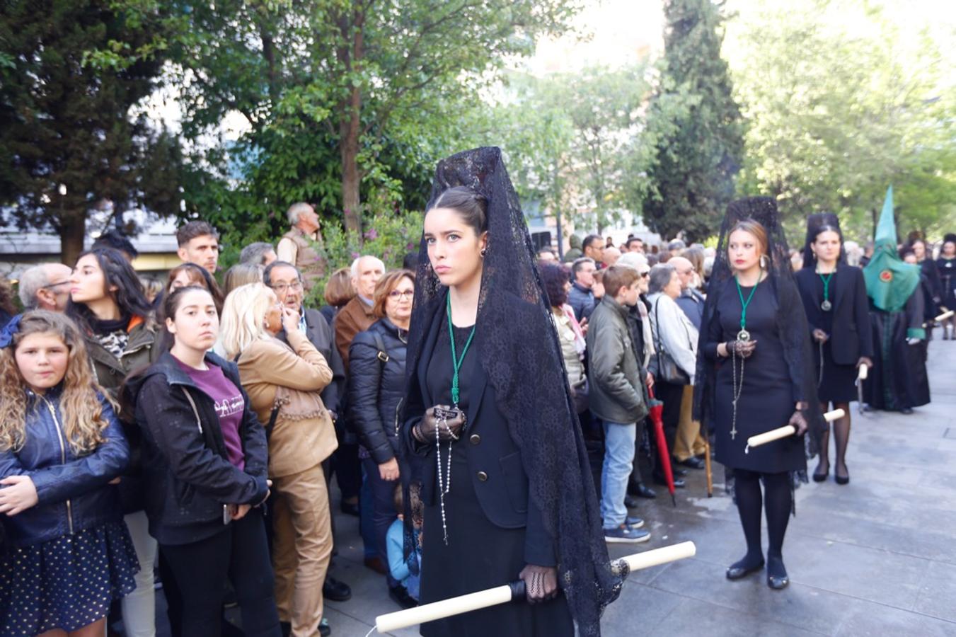 Desde la salida en San Juan de Letrán, la primera cofradía de la tarde del Viernes Santo ha hecho su desfile acompañada por los militares