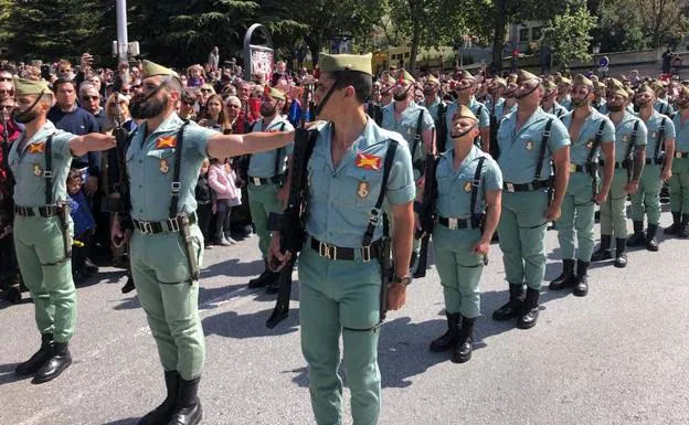 La Legión canta 'El Novio de la Muerte' en Granada