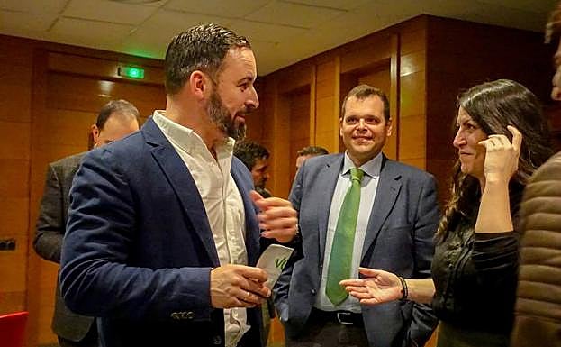 Onofre Miralles (centro.), junto a Santiago Abascal y Macarena Olona.