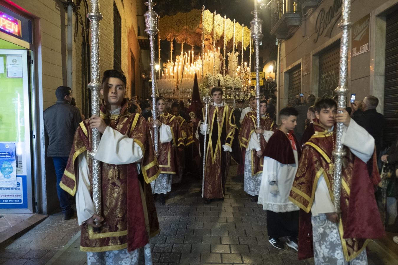 El extenso cortejo de la cofradía y la multitud de fieles que salen a recibir a los pasos han sido hoy protagonistas