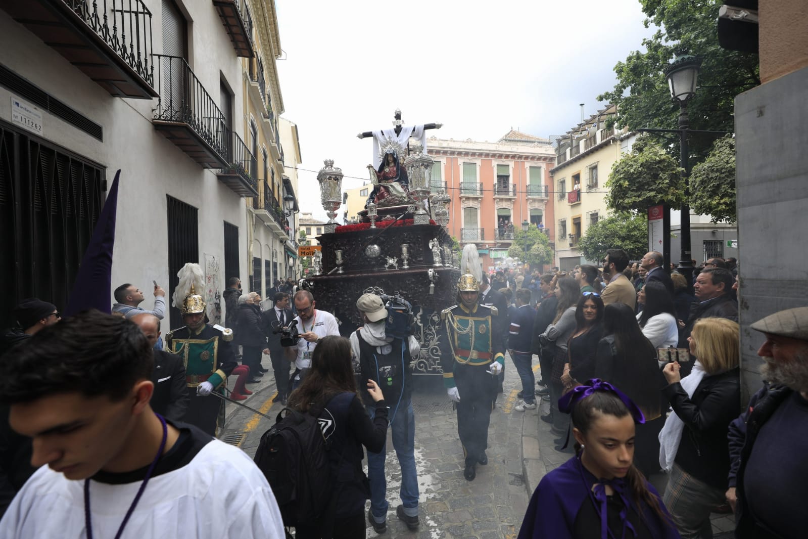 Granada acude a la cita en el Campo del Príncipe con la Virgen de la Soledad