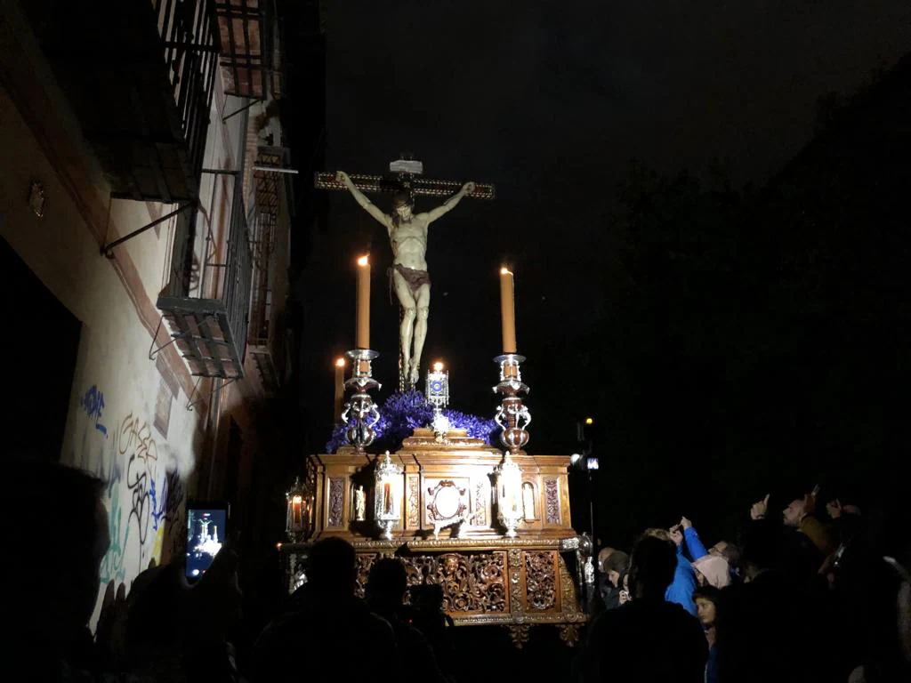 El Silencio procesionó por las calles de Granada. 