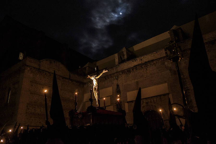 La sobriedad marca el desfile del Cristo de la Buena Muerte