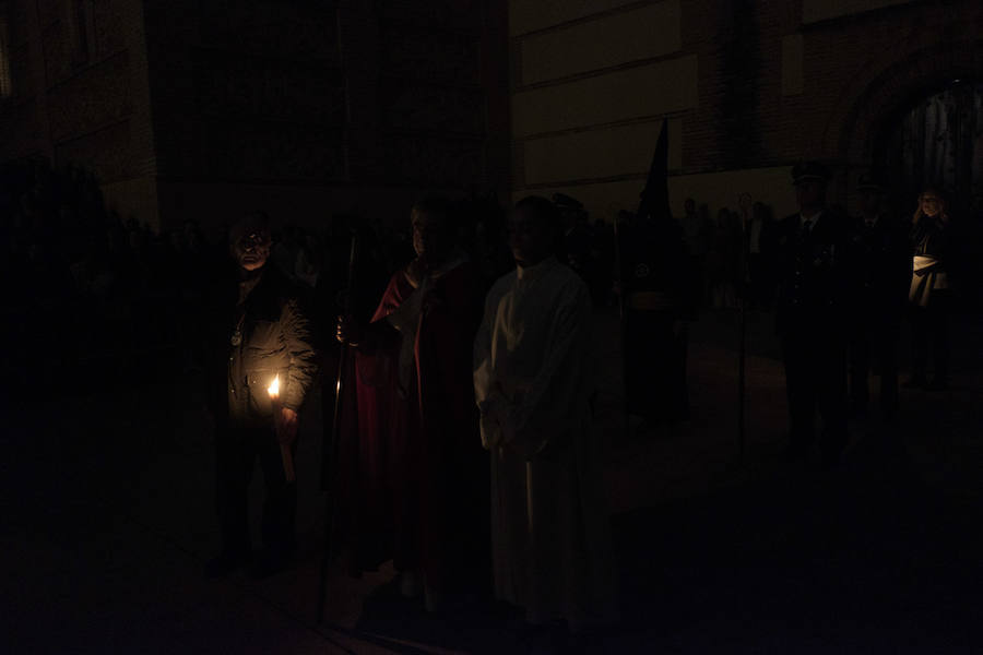 La sobriedad marca el desfile del Cristo de la Buena Muerte