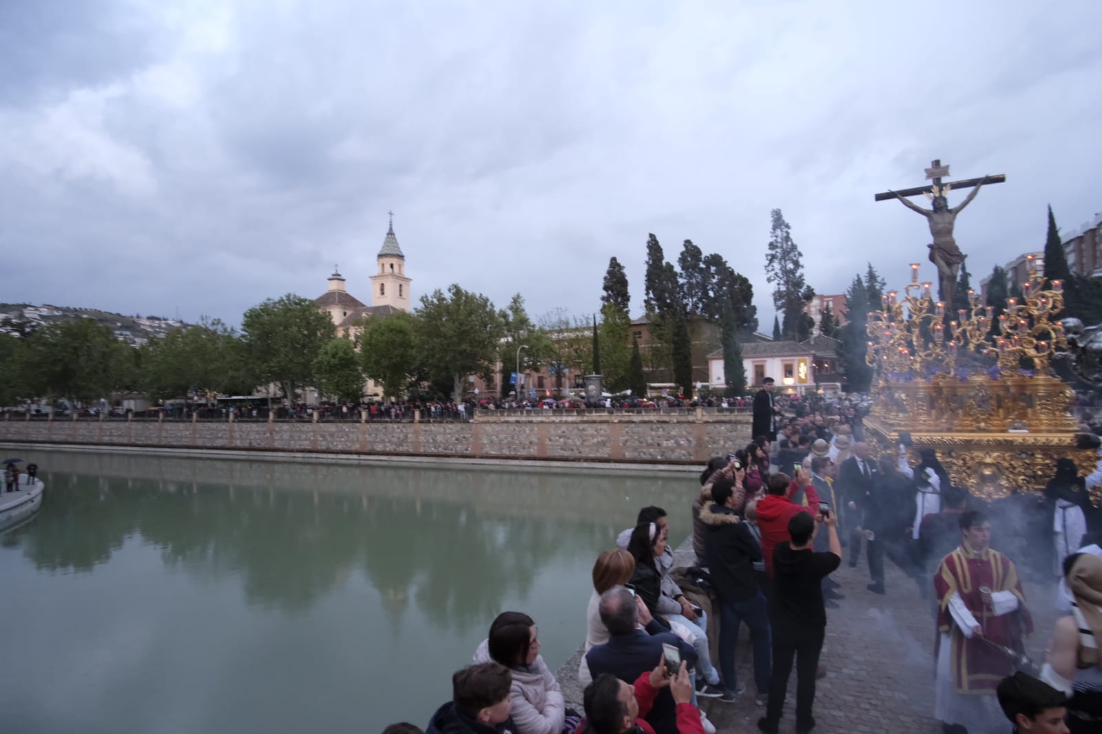 A pesar de que la hermandad ha retrasado su salida por la lluvia, finalmente ha salido a la calle