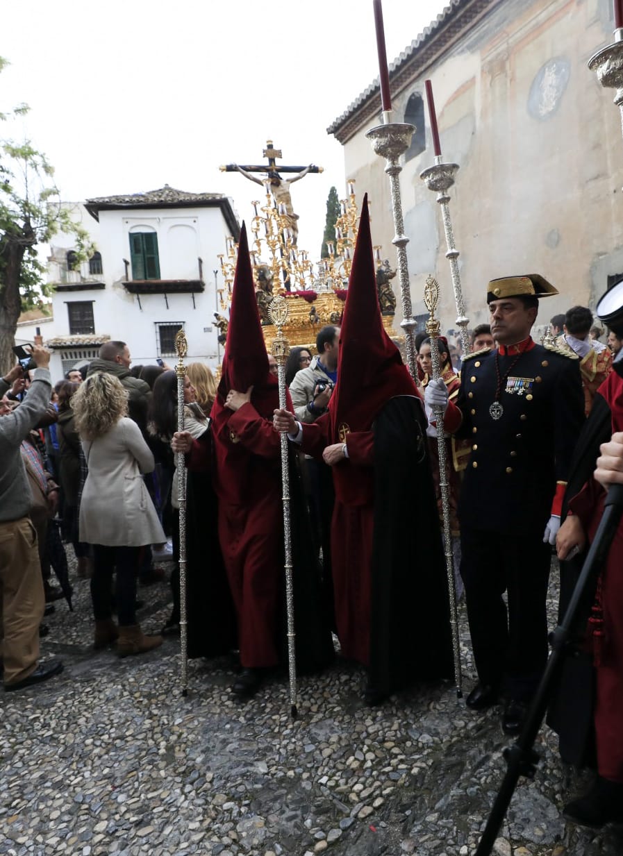 El extenso cortejo de la cofradía y la multitud de fieles que salen a recibir a los pasos han sido hoy protagonistas