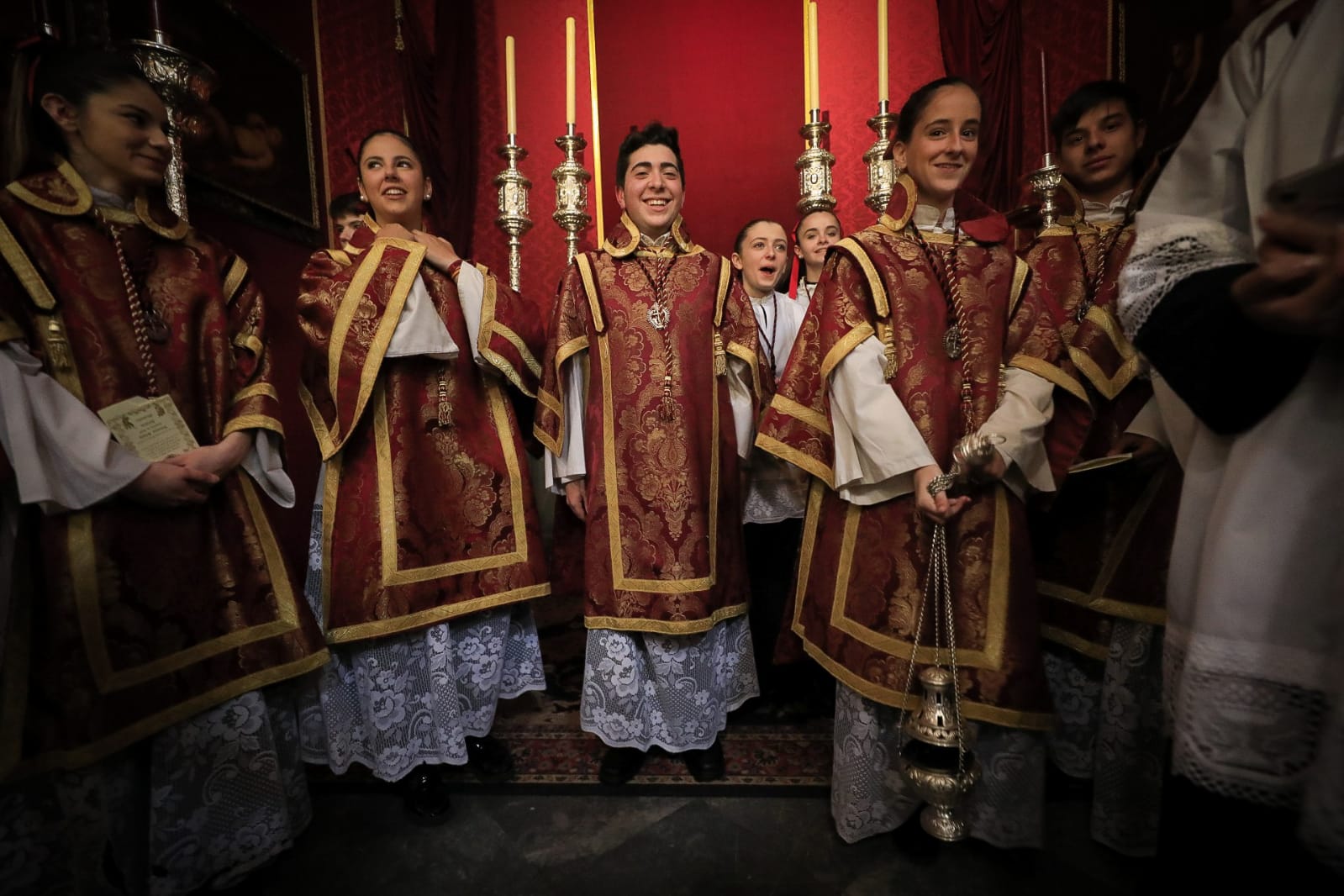 Favores, preparado para bajar de la iglesia de San Cecilio