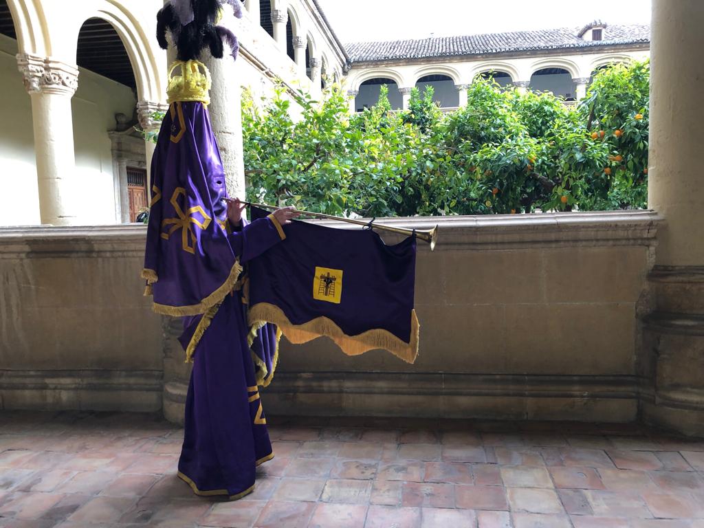 Las Chías se preparan en su templo para el desfile procesional