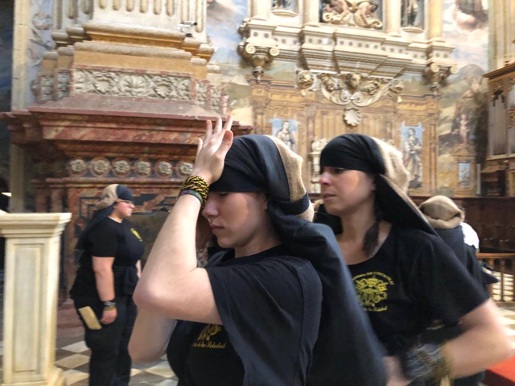 Las Chías se preparan en su templo para el desfile procesional