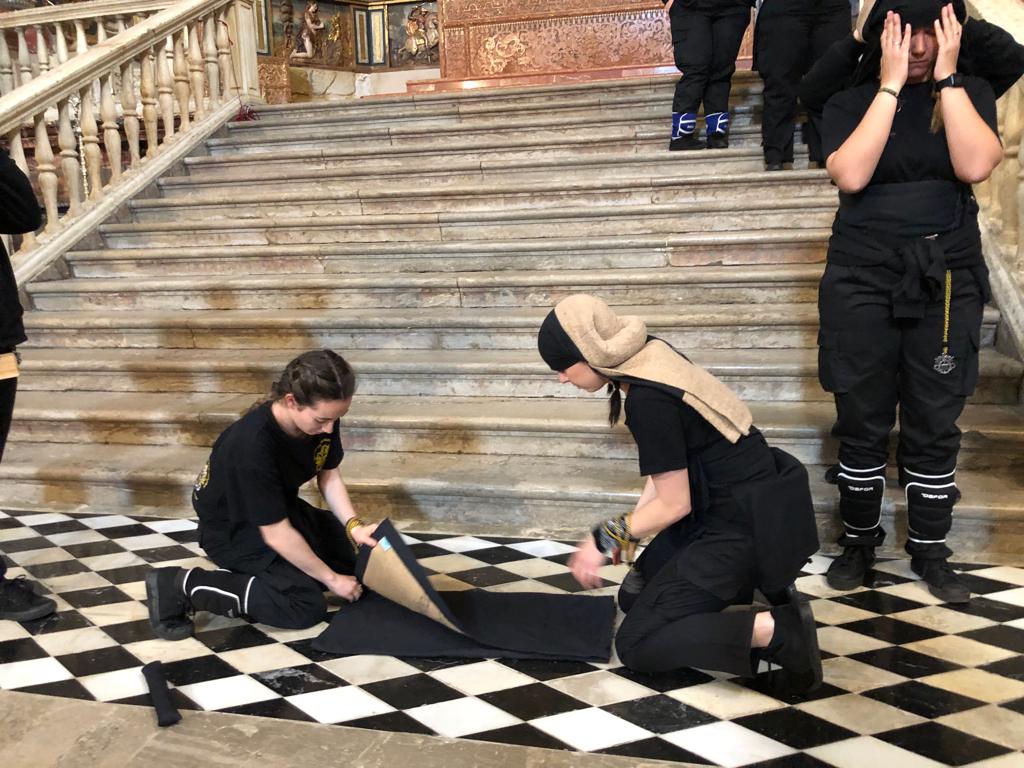 Las Chías se preparan en su templo para el desfile procesional