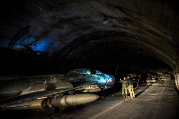 Los viejos aviones acumulan polvo en la oscuridad de los túneles de la base aérea de Gjadër.