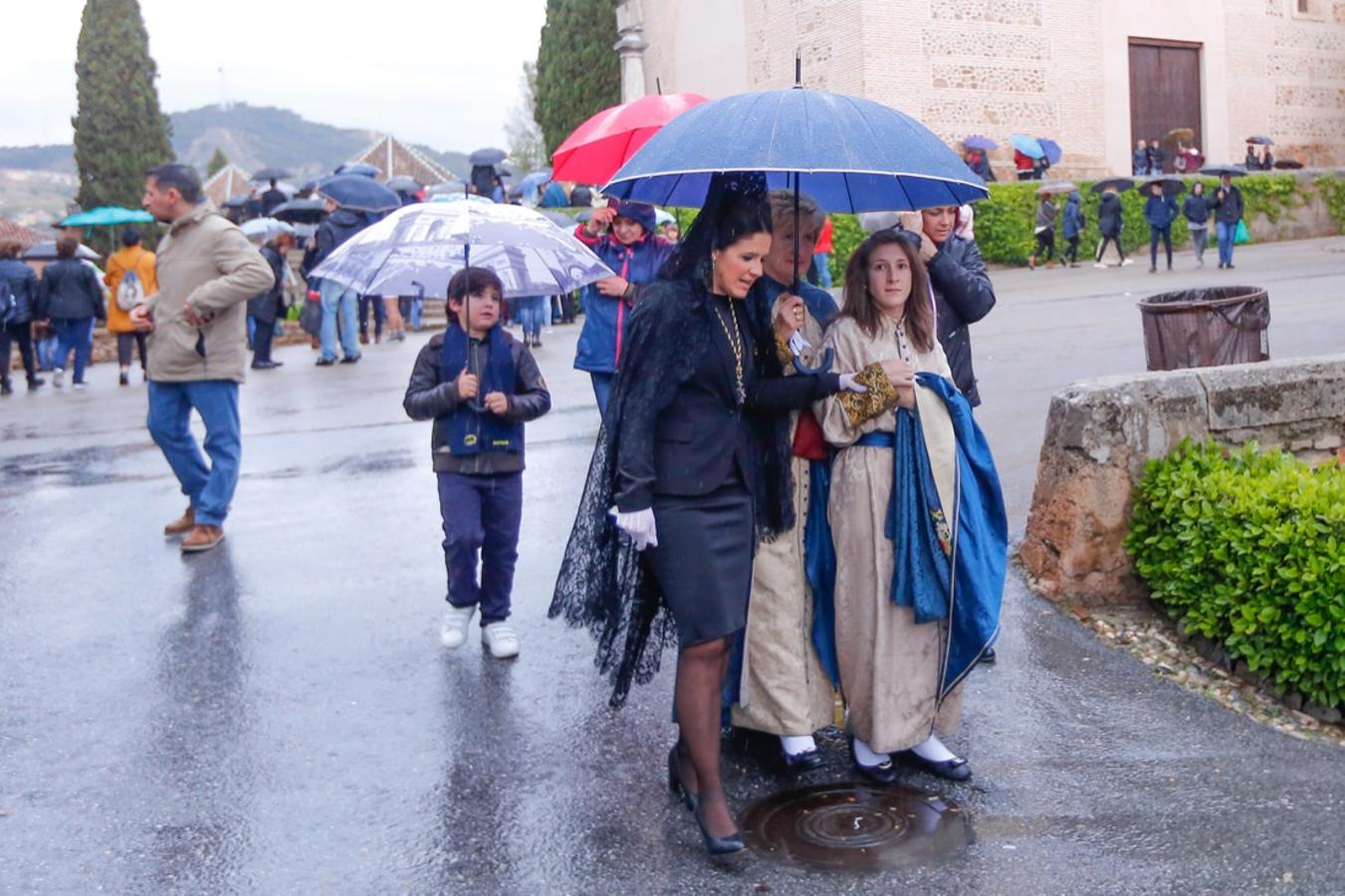 La lluvia finalmente ha hecho acto de aparición en la capital y ha provocado que la Alhambra suspenda su procesión