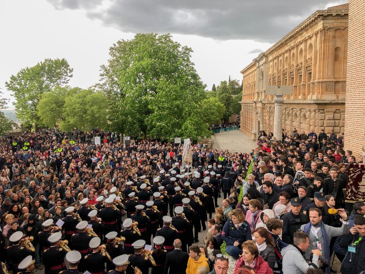 La lluvia finalmente ha hecho acto de aparición en la capital y ha provocado que la Alhambra suspenda su procesión