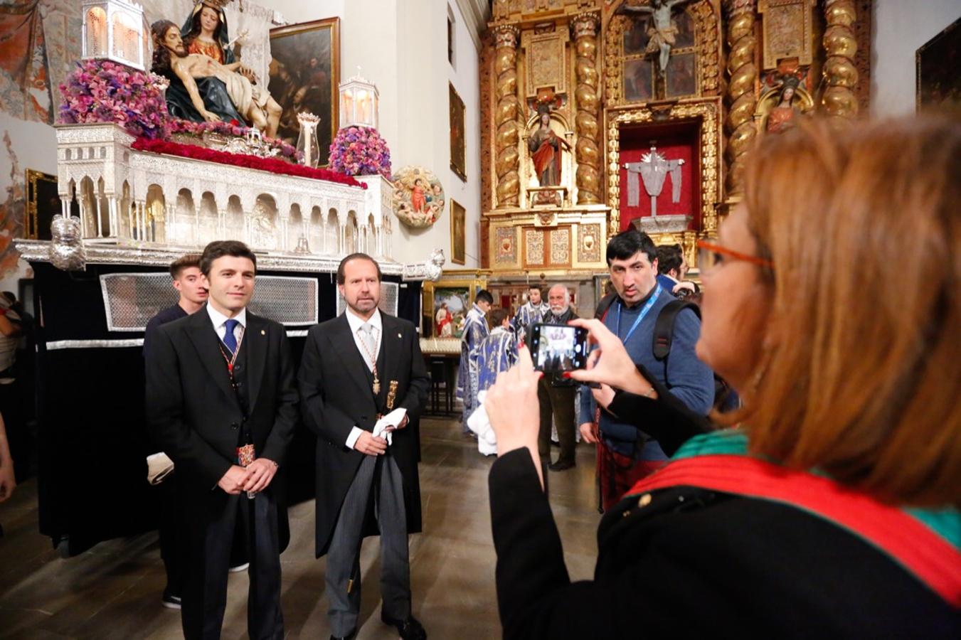 La lluvia finalmente ha hecho acto de aparición en la capital y ha provocado que la Alhambra suspenda su procesión