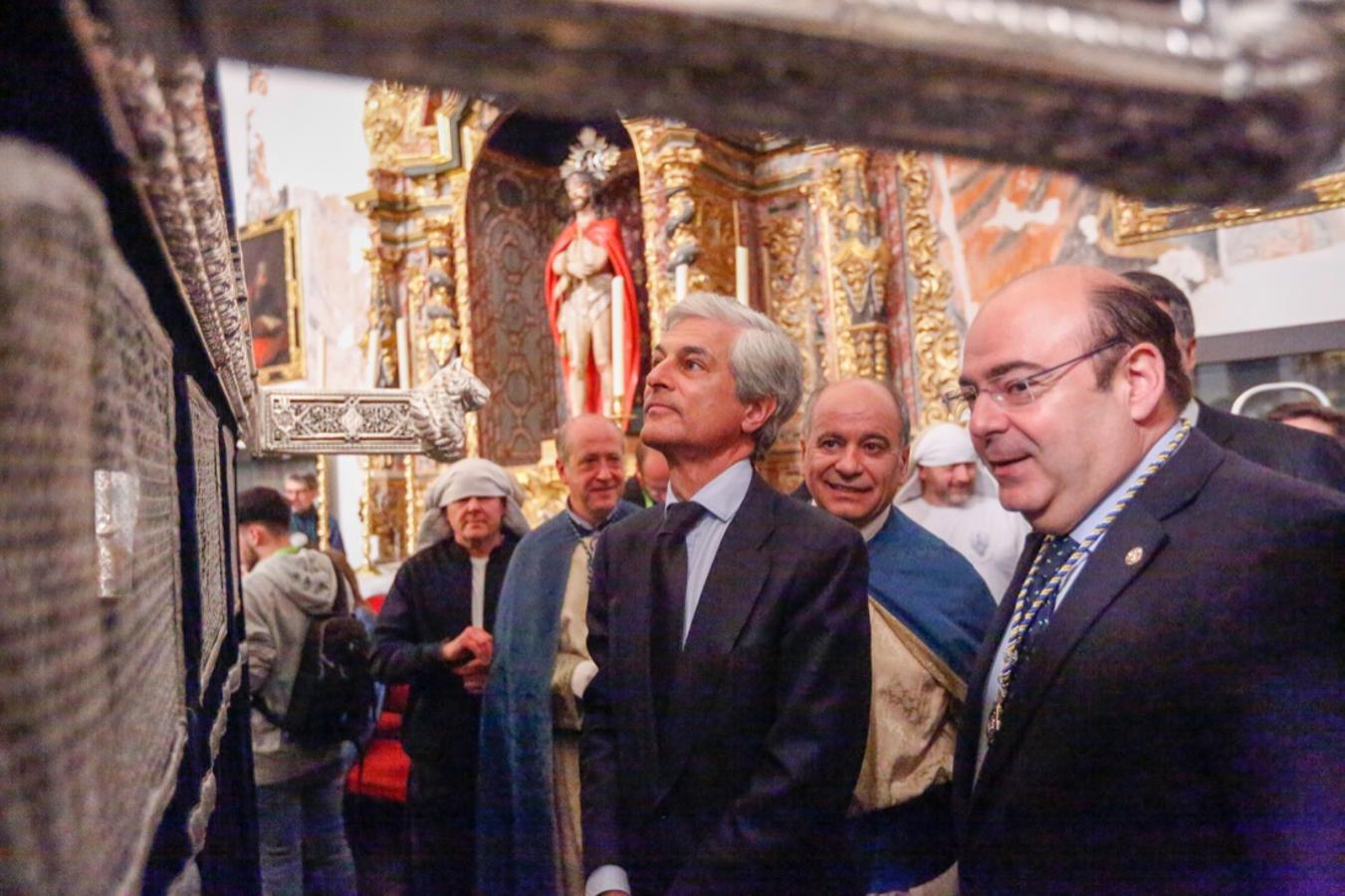 La lluvia finalmente ha hecho acto de aparición en la capital y ha provocado que la Alhambra suspenda su procesión