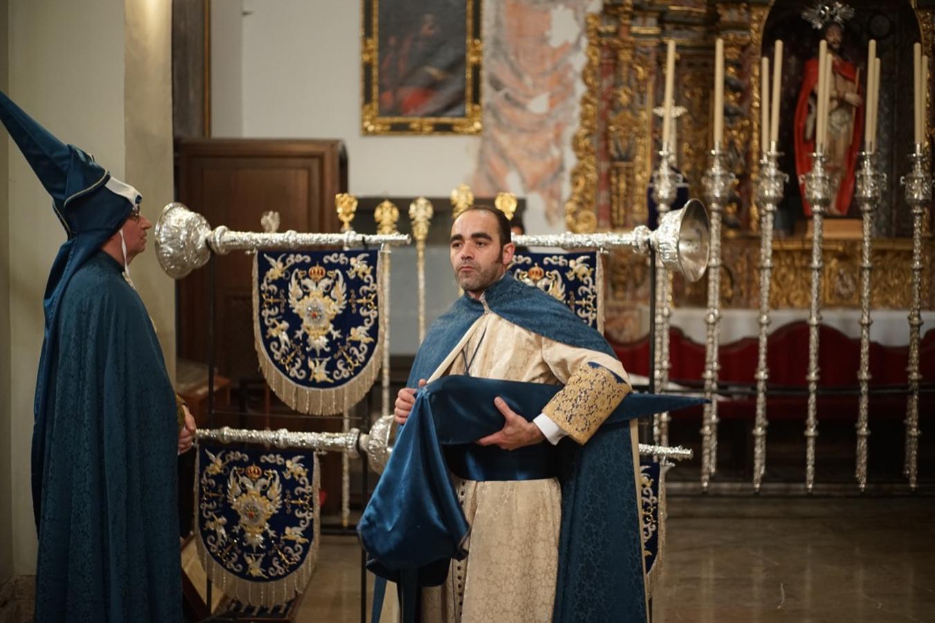 La lluvia finalmente ha hecho acto de aparición en la capital y ha provocado que la Alhambra suspenda su procesión