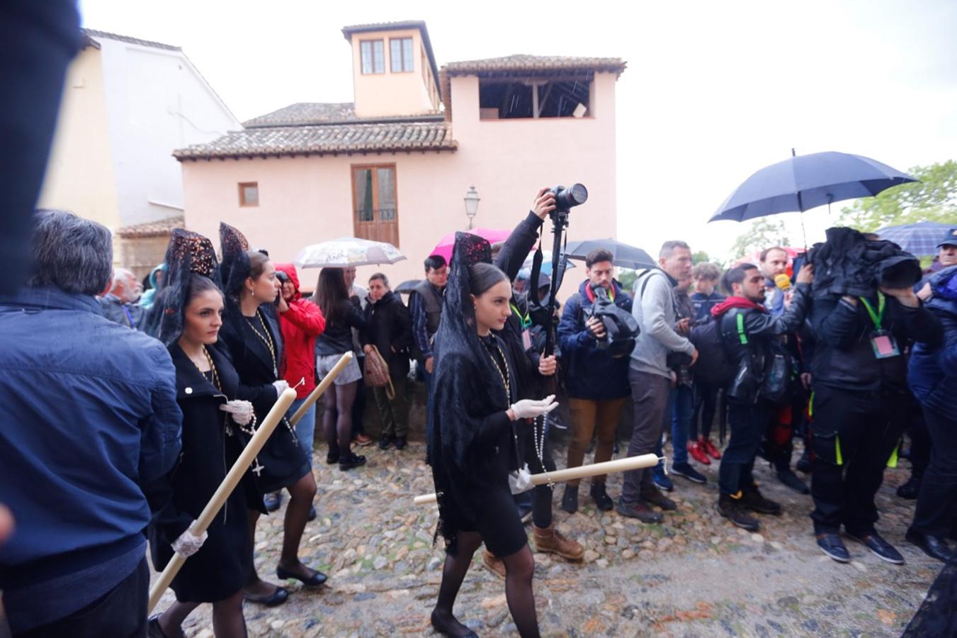 La lluvia finalmente ha hecho acto de aparición en la capital y ha provocado que la Alhambra suspenda su procesión