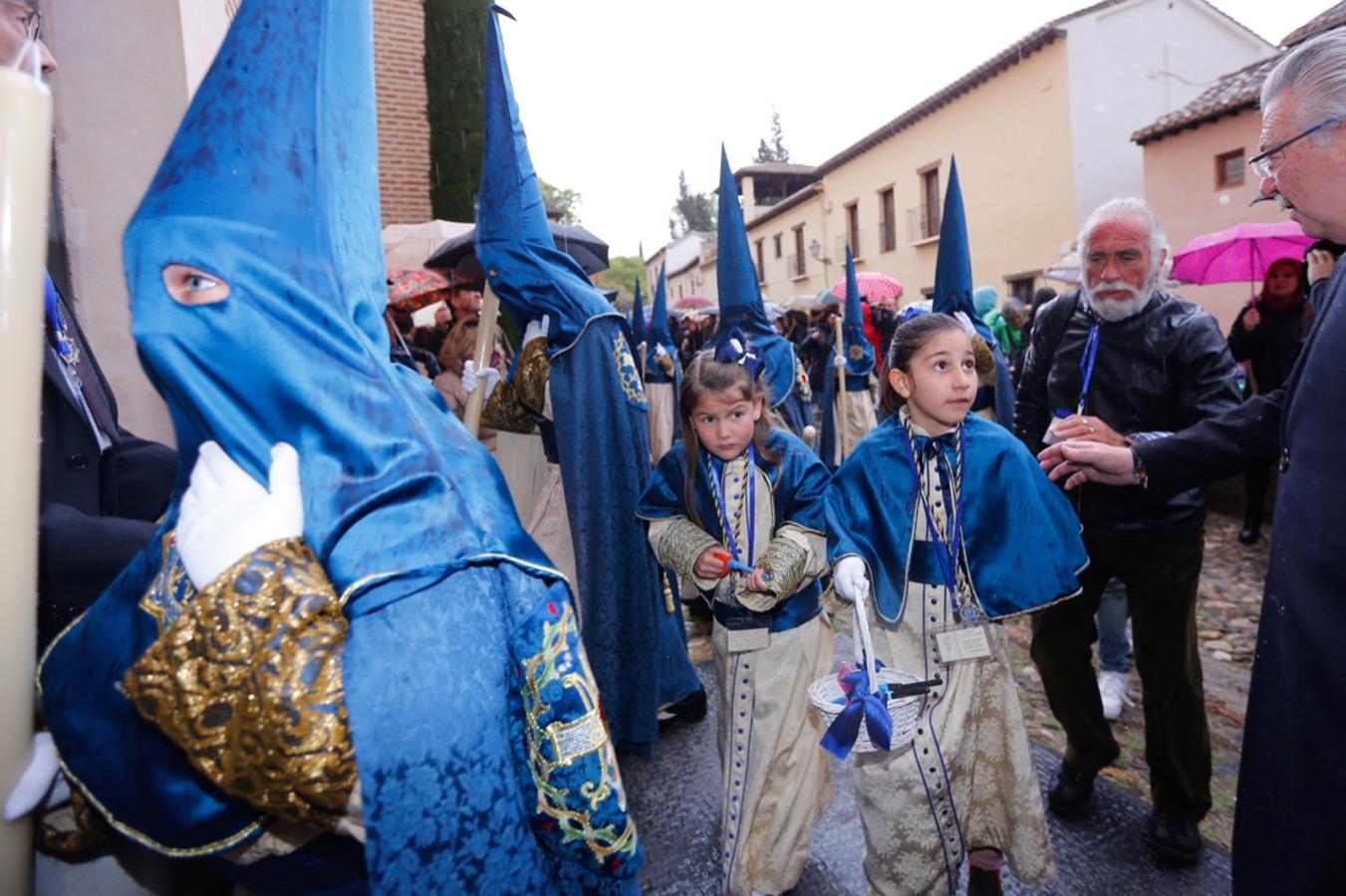 La lluvia finalmente ha hecho acto de aparición en la capital y ha provocado que la Alhambra suspenda su procesión