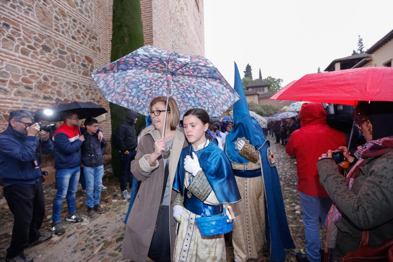 La lluvia finalmente ha hecho acto de aparición en la capital y ha provocado que la Alhambra suspenda su procesión