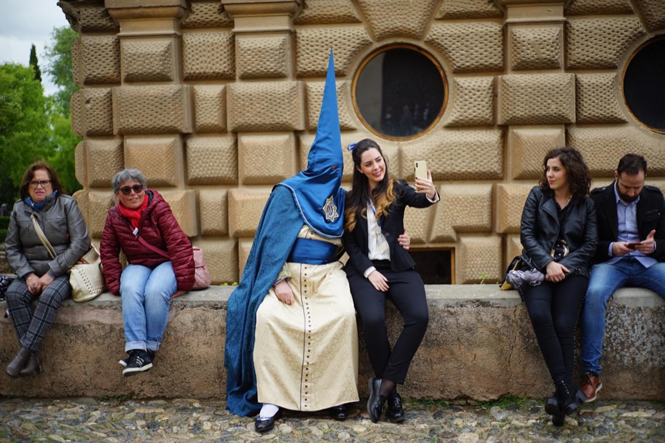 La lluvia finalmente ha hecho acto de aparición en la capital y ha provocado que la Alhambra suspenda su procesión