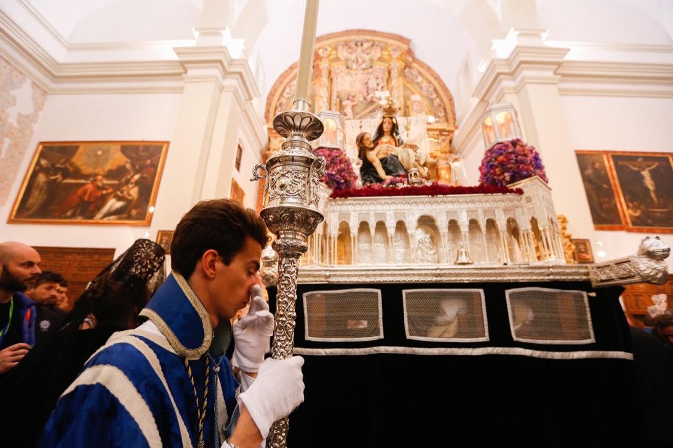 La lluvia finalmente ha hecho acto de aparición en la capital y ha provocado que la Alhambra suspenda su procesión