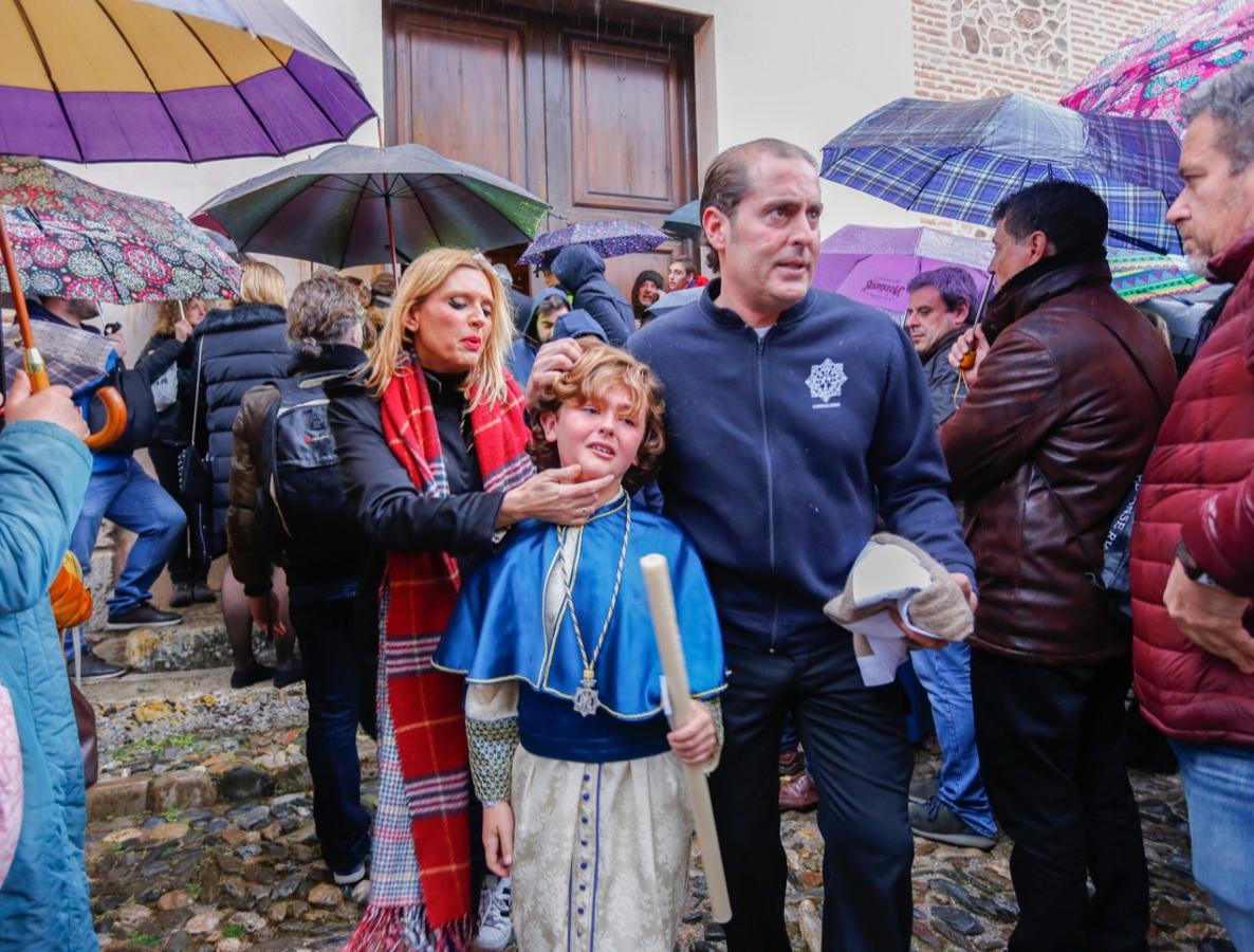 La lluvia finalmente ha hecho acto de aparición en la capital y ha provocado que la Alhambra suspenda su procesión