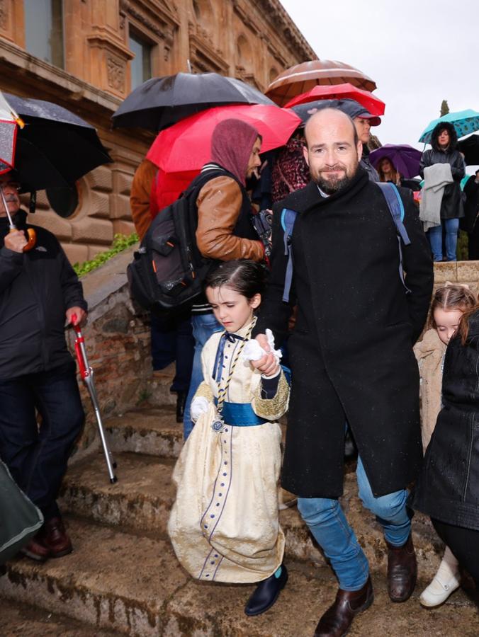 La lluvia finalmente ha hecho acto de aparición en la capital y ha provocado que la Alhambra suspenda su procesión