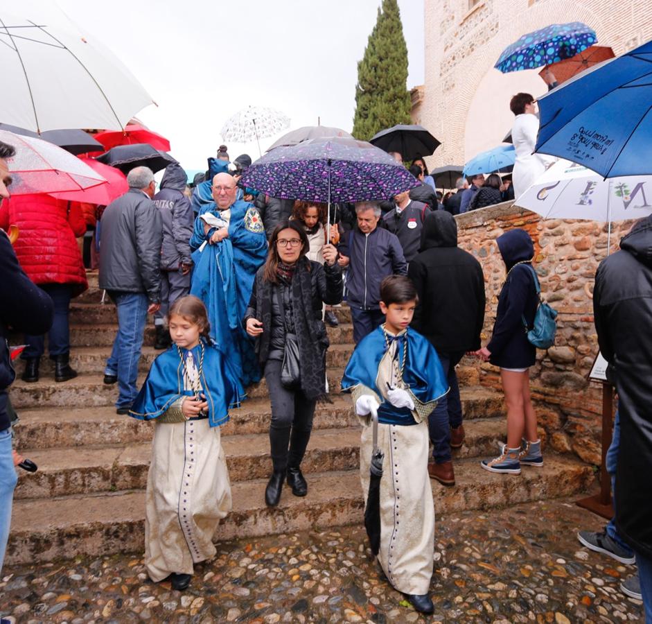 La lluvia finalmente ha hecho acto de aparición en la capital y ha provocado que la Alhambra suspenda su procesión