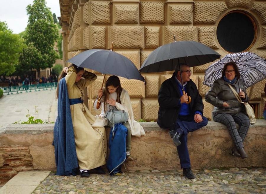 La lluvia olbigó a la Alhambra a quedarse en su templo