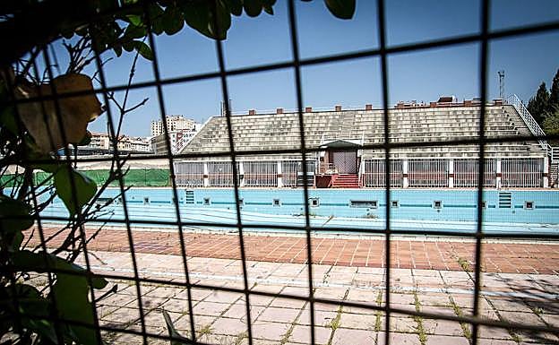 La piscina olímpica del Campus de Fuentenueva se encuentra cerrada desde hace cinco años y en un estado de semiabandono.