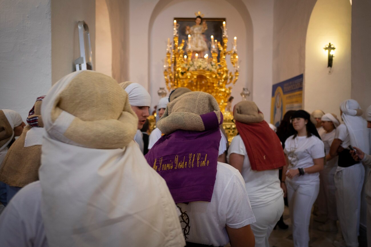 El sonido de las campanitas que portaban niños y mayores tocando al paso del trono del Dulce Nombre de Jesús se convierte en la mejor guía para seguir esta procesión por las calles del centro motrileño, una procesión que por primera vez en su historia ha pasado por carrera oficial.