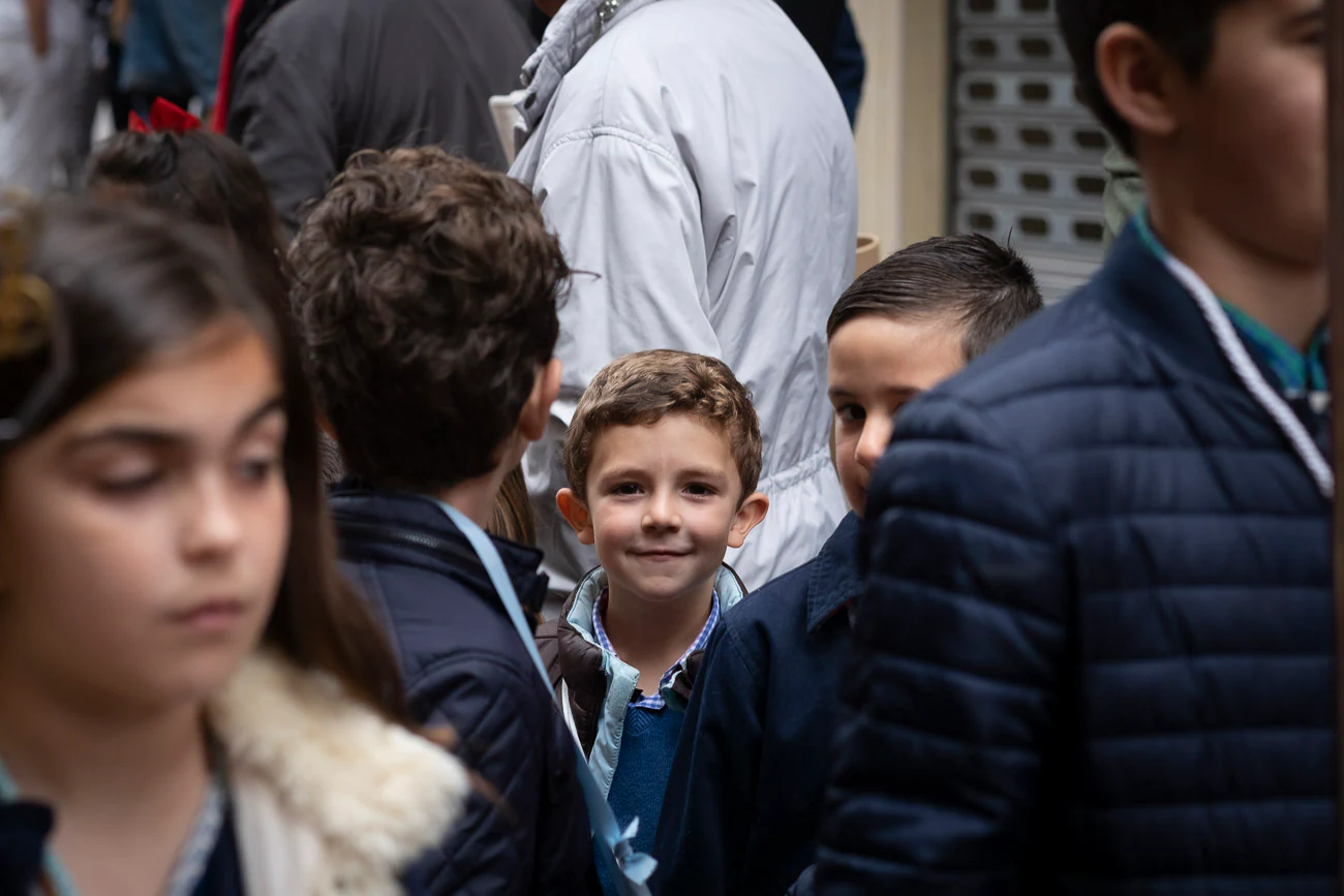 El sonido de las campanitas que portaban niños y mayores tocando al paso del trono del Dulce Nombre de Jesús se convierte en la mejor guía para seguir esta procesión por las calles del centro motrileño, una procesión que por primera vez en su historia ha pasado por carrera oficial.