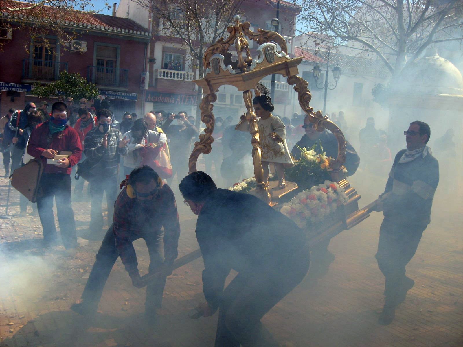 Más de 175.000 petardos se han tirado este Domingo de Ramos en la procesión del Niño Resucitado de Cúllar Vega, una tradición que está declarada de Interés Cultural por la Junta de Andalucía.