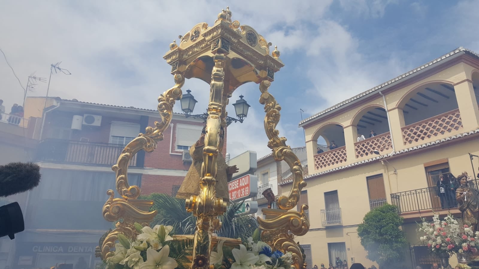 Más de 175.000 petardos se han tirado este Domingo de Ramos en la procesión del Niño Resucitado de Cúllar Vega, una tradición que está declarada de Interés Cultural por la Junta de Andalucía.