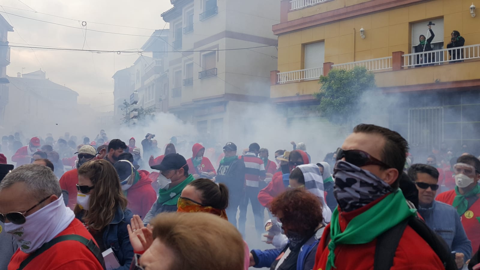 Más de 175.000 petardos se han tirado este Domingo de Ramos en la procesión del Niño Resucitado de Cúllar Vega, una tradición que está declarada de Interés Cultural por la Junta de Andalucía.