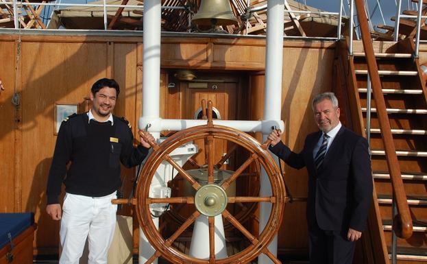 José García Fuentes, presidente del puerto, en el crucero Sea Cloud. 