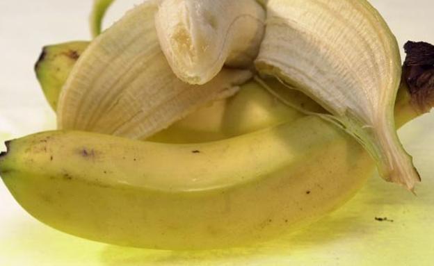 Nutricionistas revelan la correcta forma de comer un plátano