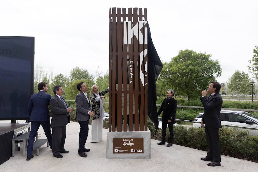 Autoridades destapan el tótem que marca el kilómetro cero de las rutas en bici por la Vega.