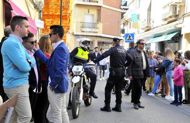 Agentes de la Policía Local vigilan una de las calles con motivo del paso de las procesiones.